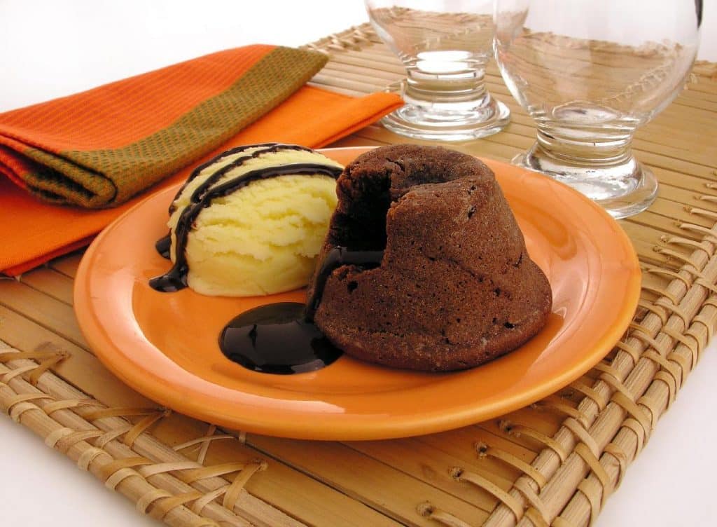 O clássico e delicioso petit gâteau pode ser feito super rapidinho no liquidificador