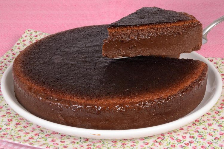 Sem farinha: receita cremosa do tradicional bolo de chocolate
