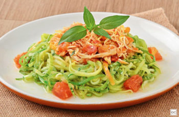 Faça uma deliciosa receita de espaguete com abobrinha e frango para almoço fitness rápido