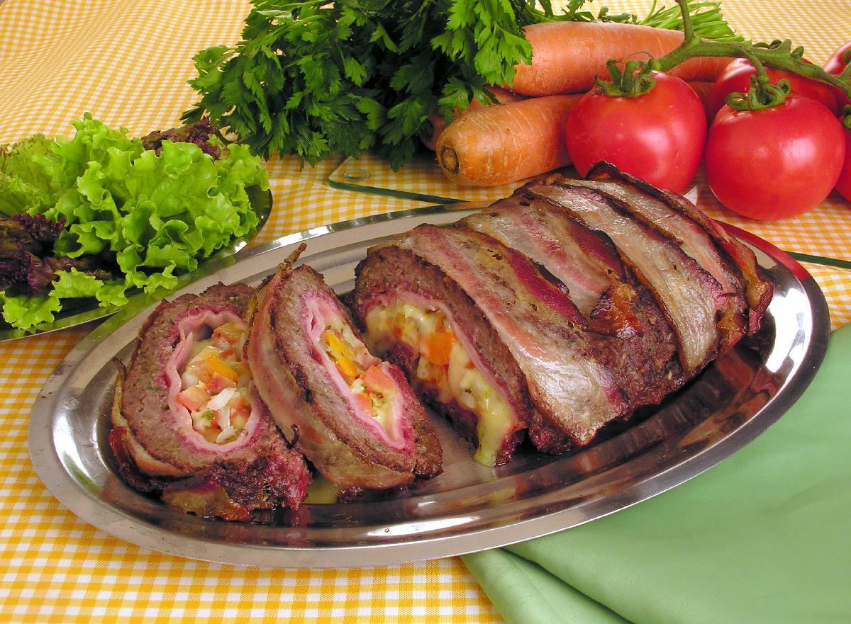 Rocambole de carne recheado e coberto com tiras de bacon - Guia da Cozinha