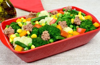 Confira uma salada colorida e super saborosa para aproveitar o brócolis em 20 minutinhos