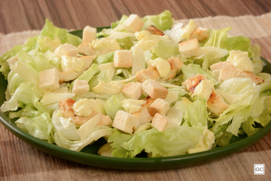 Prato de salada com molho caesar