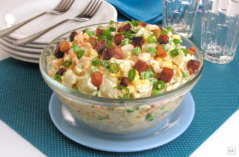 A salada de batata e bacon é um acompanhamento bem rápido de fazer