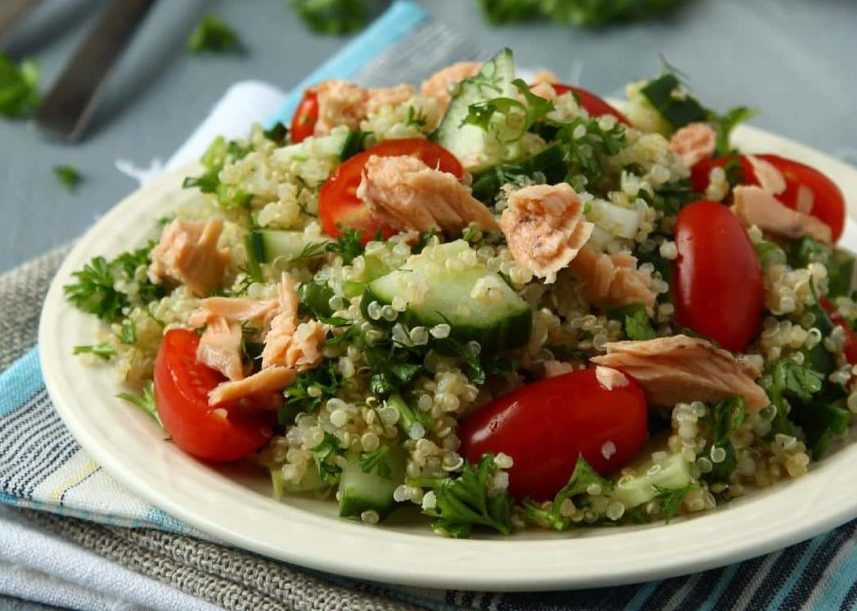 Salada de quinoa com atum e pepino perfeita para qualquer ocasião!