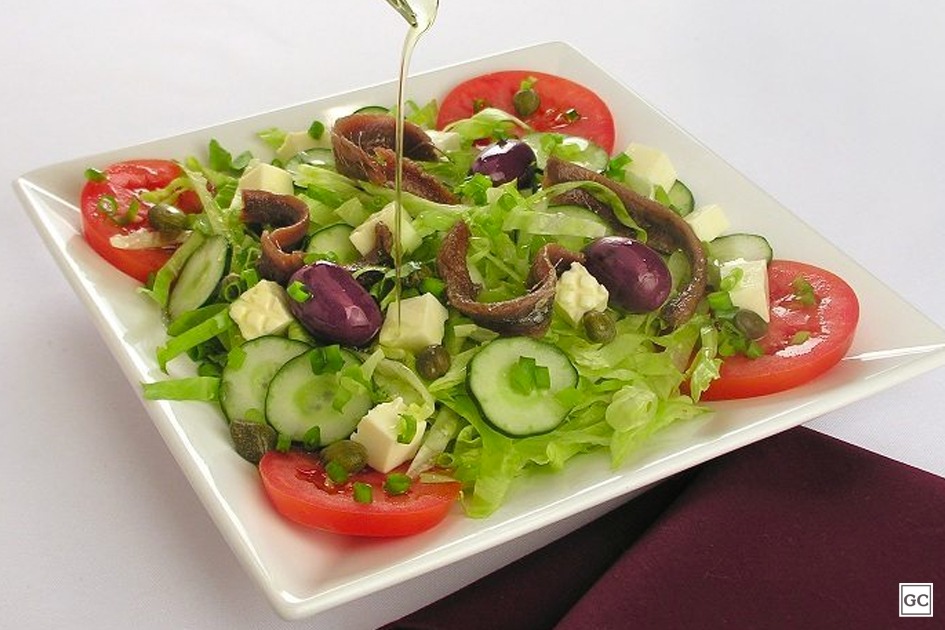Saladas frias - salada grega com anchovas: diferente e saborosa