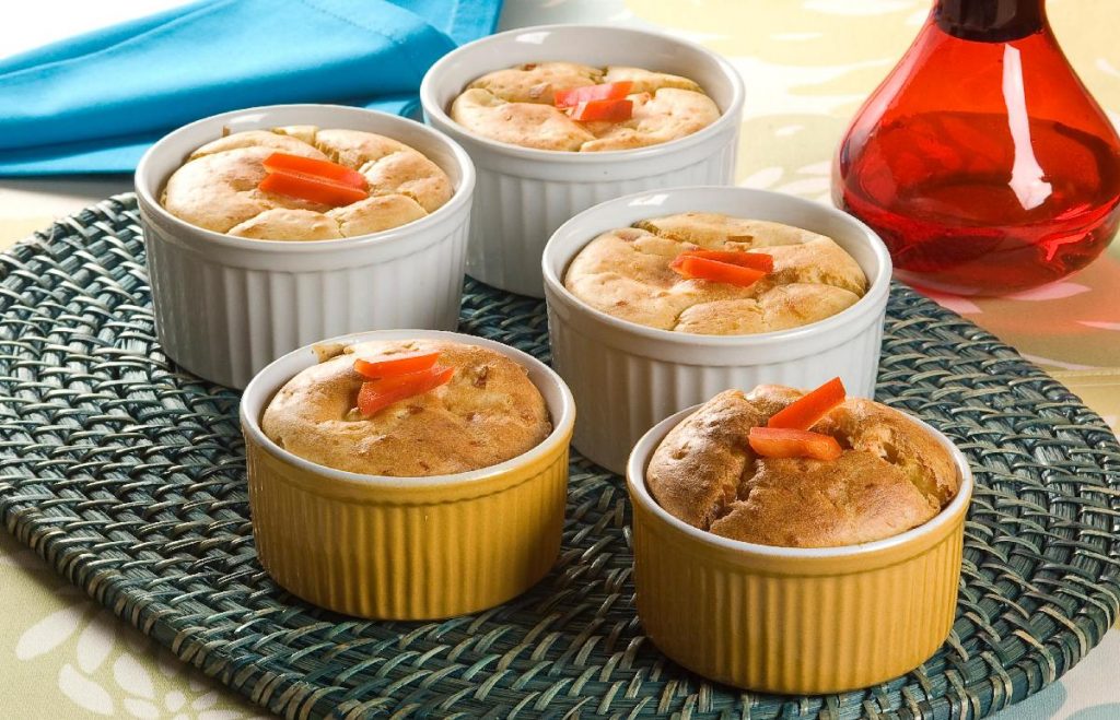Suflê de batata e pimentão servido em potes pequenos é uma das opções de Receitas baratas para o Dia dos Namorados