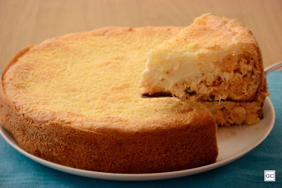 Torta de frango cremosa com massa de pão de queijo - Guia da Cozinha