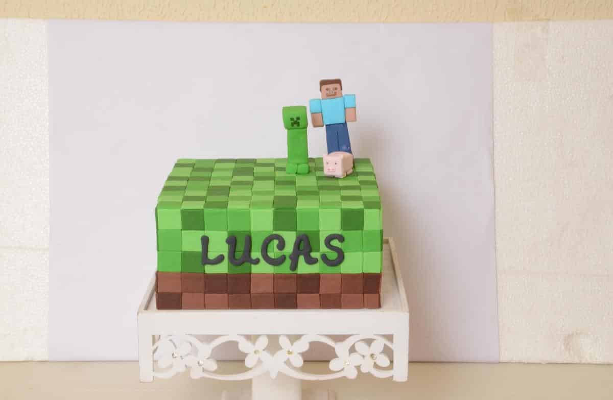 Bolo de Pasta Americana: Bolo Minecraft quadrado com porquinho e