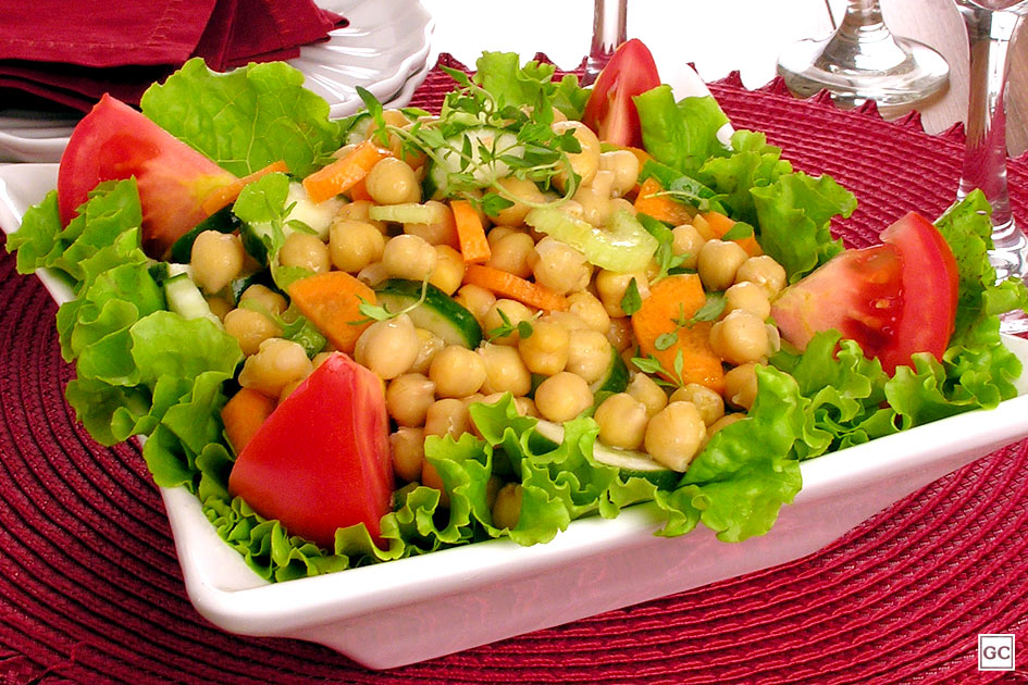 salada de grão-de-bico com legumes