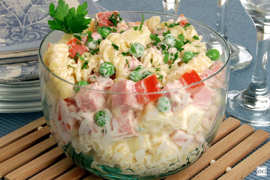 saladas frias - salada de macarrão com frios