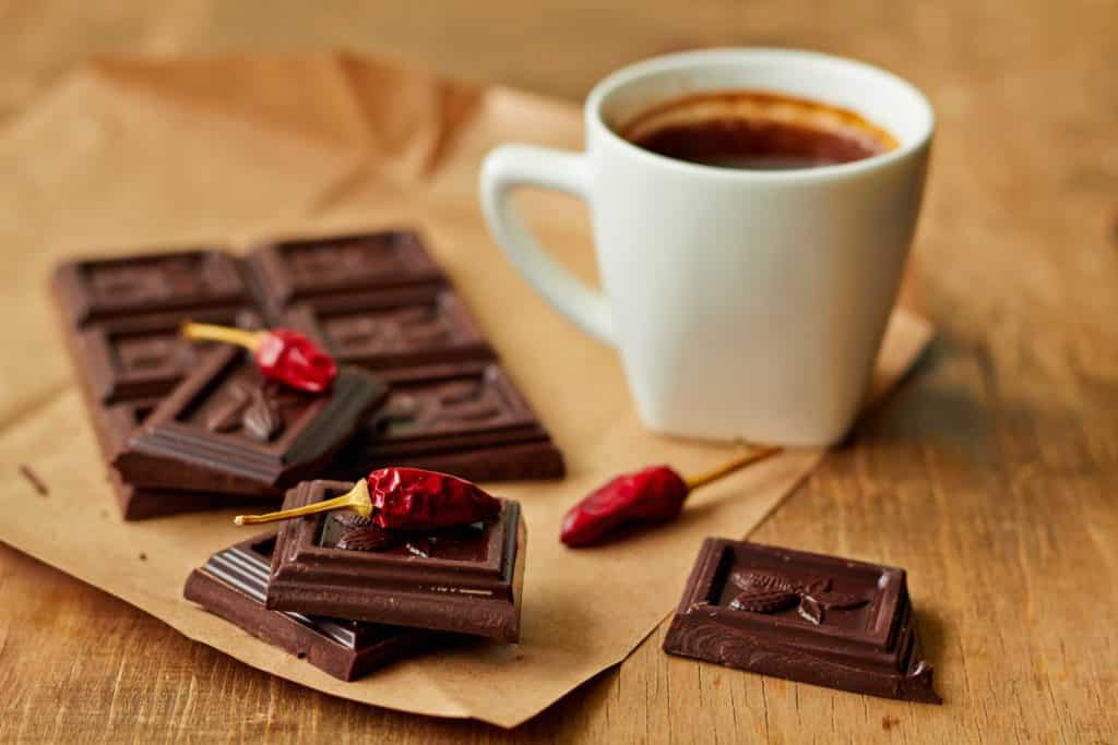 Alimentos que ajudam e atrapalham o sono: café, chocolate e pimenta