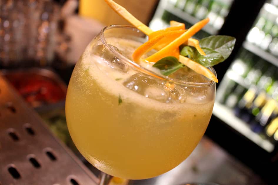 O coquetel Vila Spring é um dos drinks refrescantes desta lista