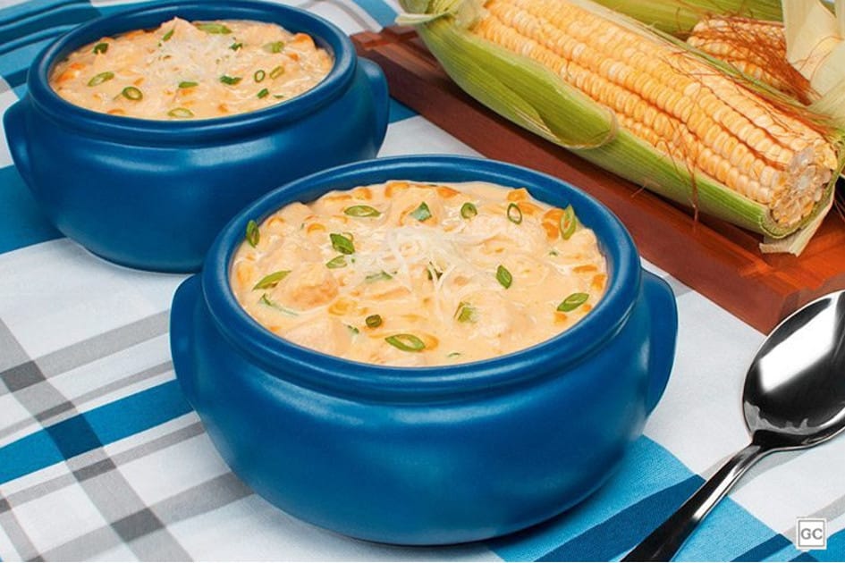 O caldo de milho com frango é uma das ideias de receita de milho para Festa Junina