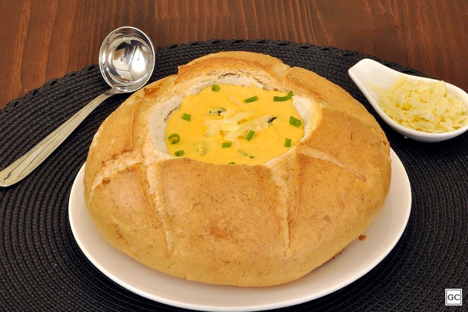 Sopa de abóbora com gorgonzola no pão italiano