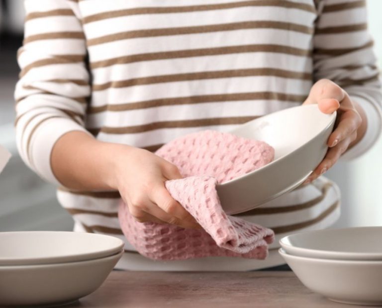 O pano de prato é um item da cozinha que exige constante limpeza