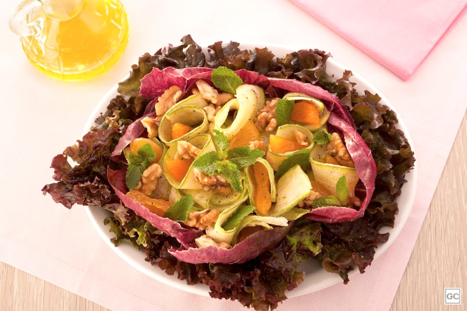receitas saudáveis com abobrinha - salada de abobrinha com damasco e hortelã