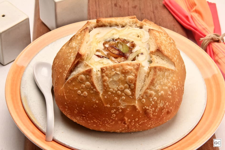 Sopa de alho-poró no pão italiano