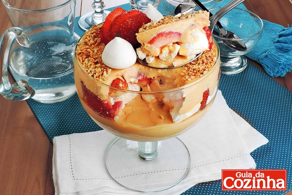 O doce de colher com suspiro e morango é um eemplo de sobremesa em que a combinação de morango com leie condensado proporciona uma festa ao paladar.
