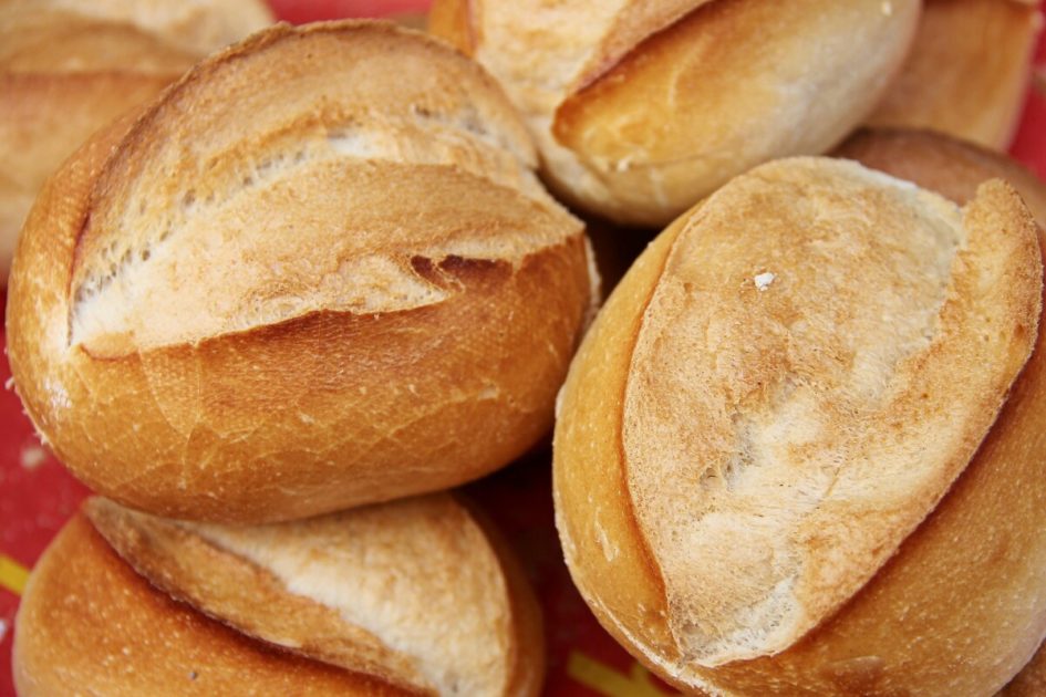 Vários pães franceses em foco