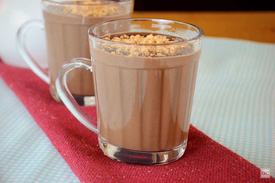 Xícara de chocolate quente com paçoca