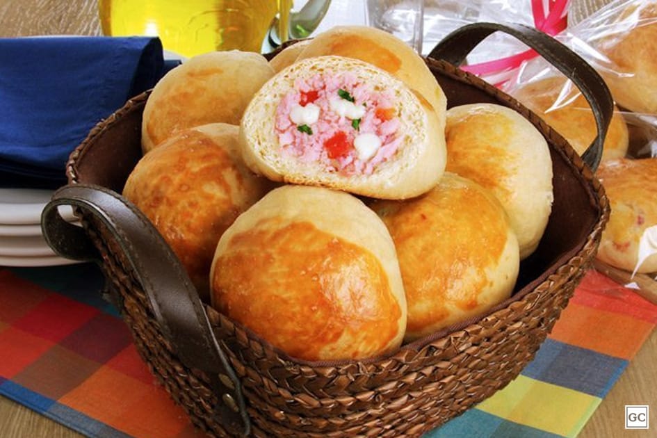 O pão de batata com presunto e queijo é apenas um dos tipos de lanches rápidos para levar na mochila e curtir o Carnaval