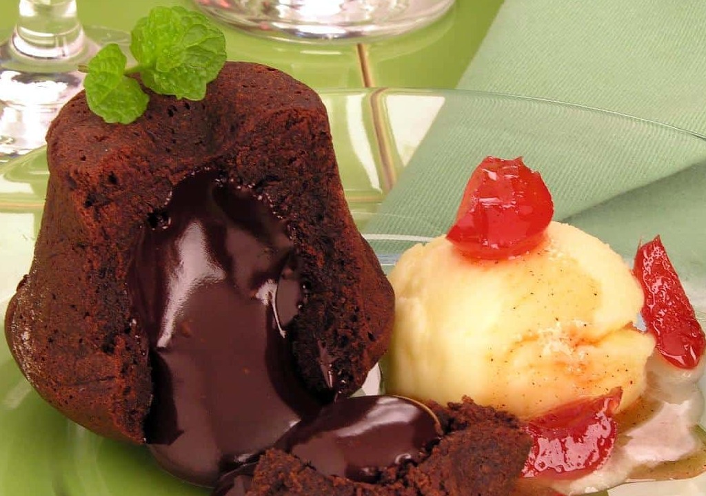 Petit gâteau de chocolate com cereja 