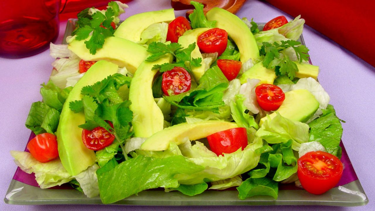 A salada de avocado é uma das receitas com abacate mais nutritivas