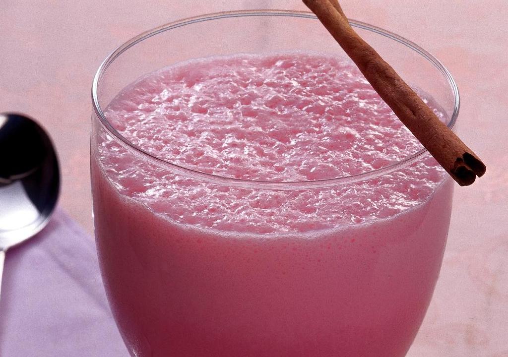 Iogurte caseiro de morango servido em taça