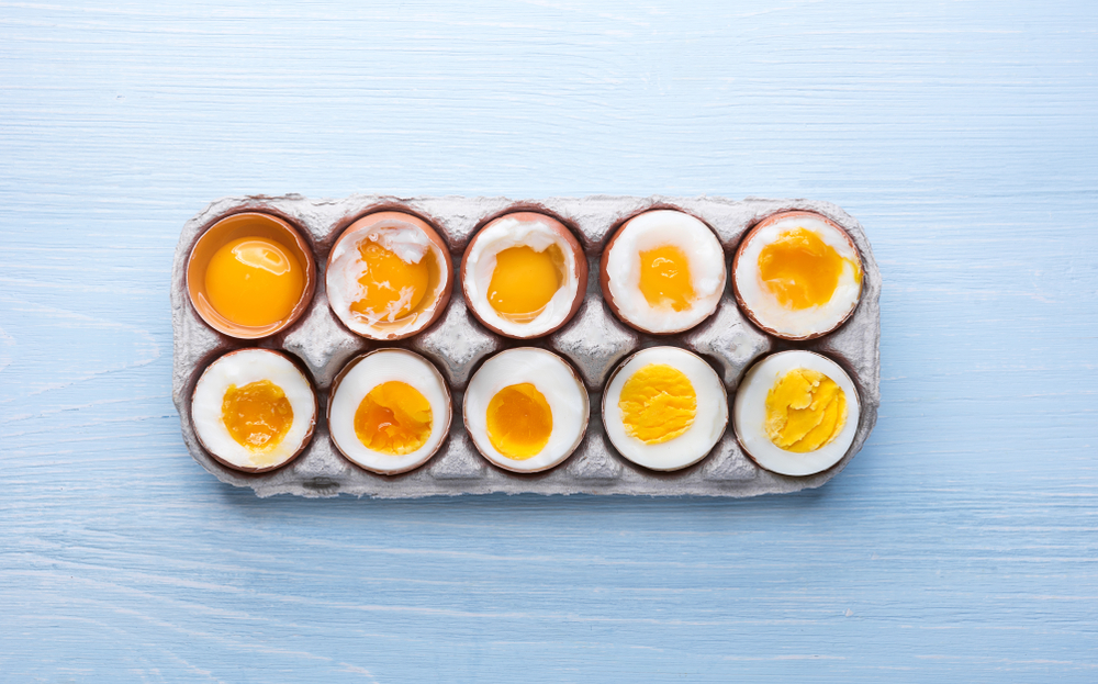 A imagem contém dez ovos, indo do cru até o cozido.