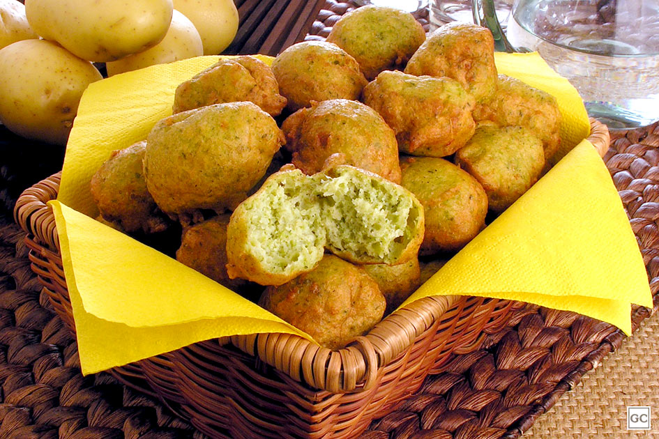 Bolinhos de casca de batata com espinafre em cesta 