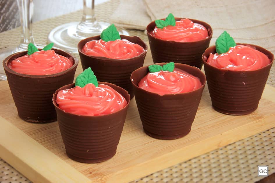 O creme de cereja no copinho de chocolate é uma das sobremesas com frutas para o Natal