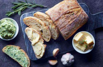 Manteiga aromatizada no pão ciabatta