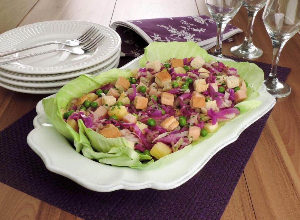 Salada de repolho roxo agridoce é um exemplo de acompanhamentos rápidos