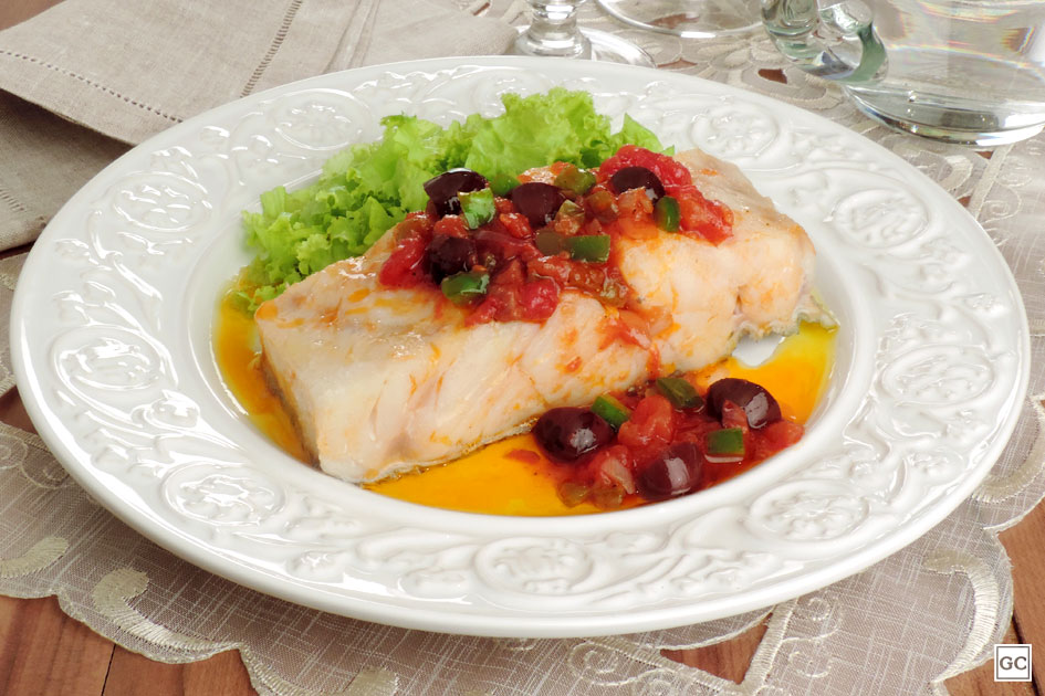 O bacalhau ao molho de tomate é uma das muitas receitas com bacalhau que fazem sucesso