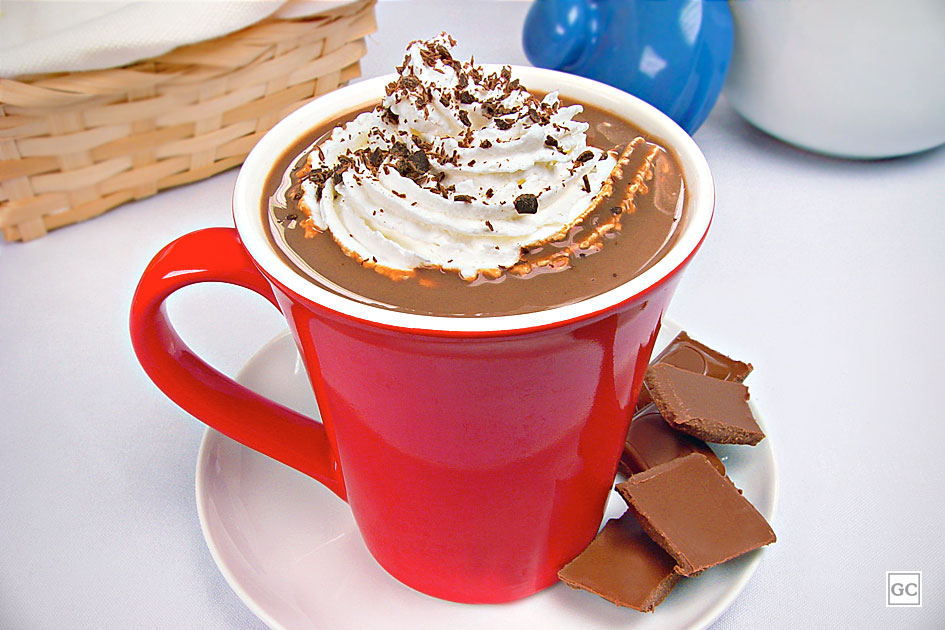 Xícara de chocolate quente cremoso com chantilly