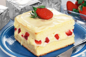 Delicioso e molhadinho, o bolo de morango com iogurte vai surpreender e garantir a diversão em família no preparo