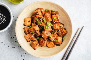 O tofu é um ingrediente versátil, que pode ser utilizado em receitas doces e salgadas