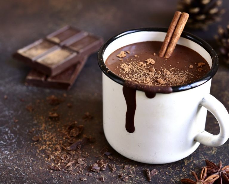 Dê as boas-vindas ao Outono com um delicioso chocolate quente com paçoca.