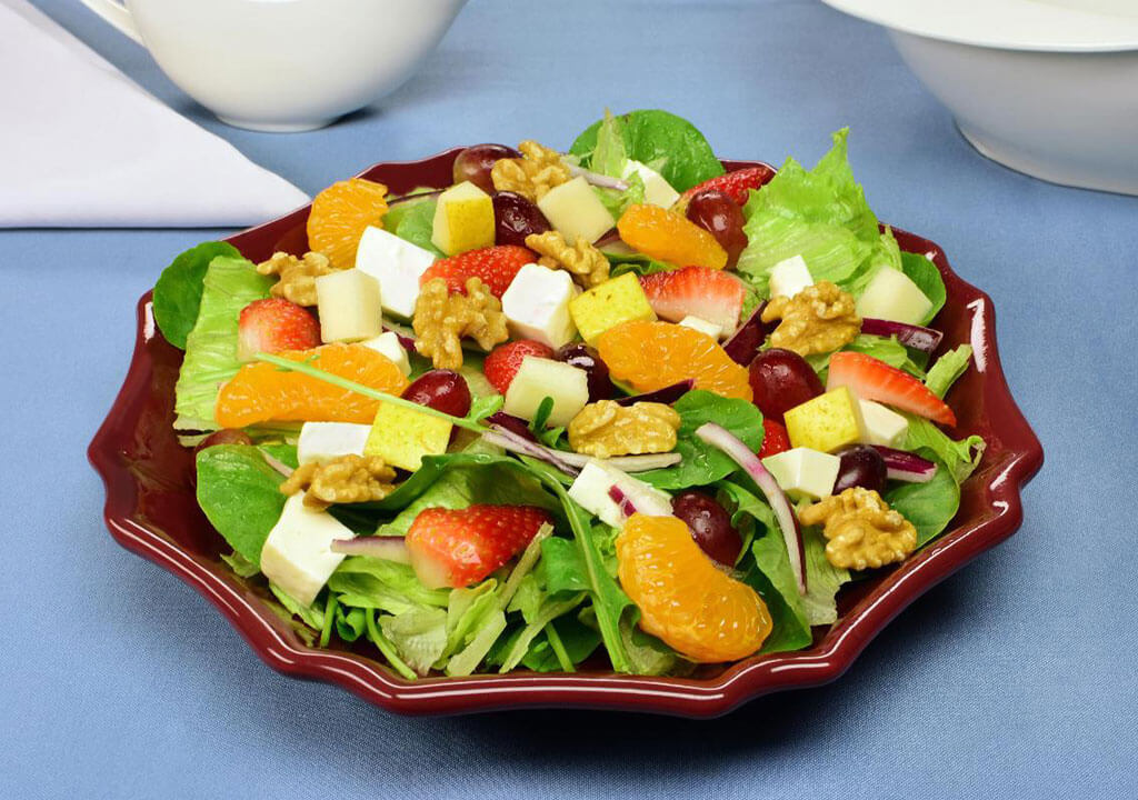 Saladas com fruta para uma refeição saudável