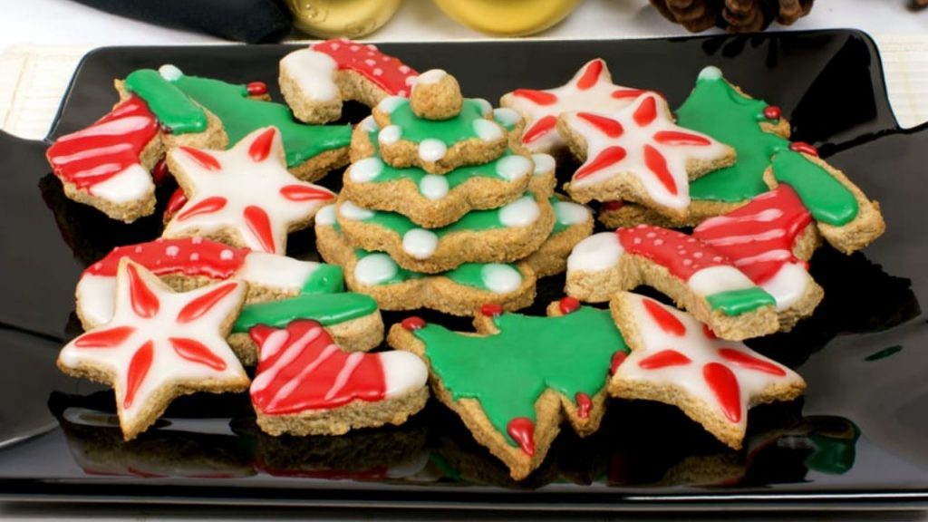 Biscoitos natalinos de árvores de natal e estrelas