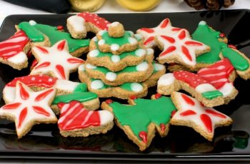 Biscoitos natalinos de árvores de natal e estrelas