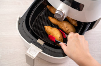 A airfryer serve para o preparo de diversos alimentos na cozinha