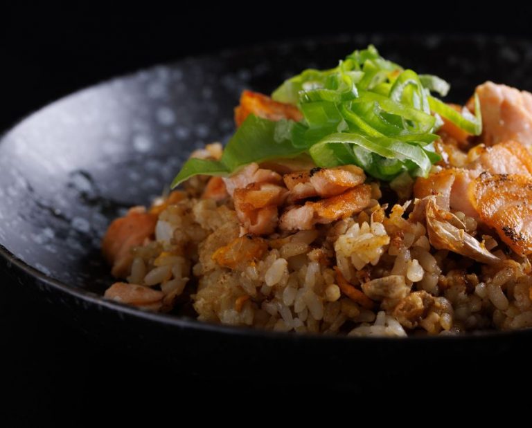 Arroz yakimeshi é um clássico prato japonês que fica pronto em 15 minutos