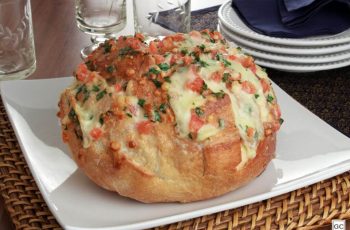 Pão italiano gratinado em um prato branco
