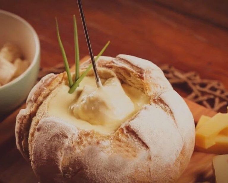 Queijo cremoso servido em pão italiano