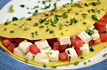 Crepioca de abobrinha com queijo e tomate