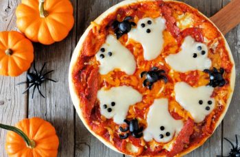 Pizza decorada com fantasminhas para Halloween