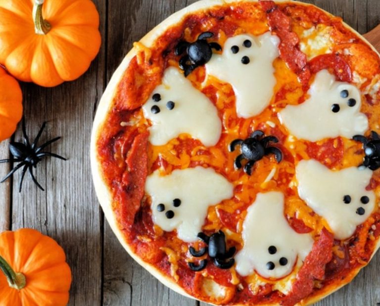 Pizza decorada com fantasminhas para Halloween