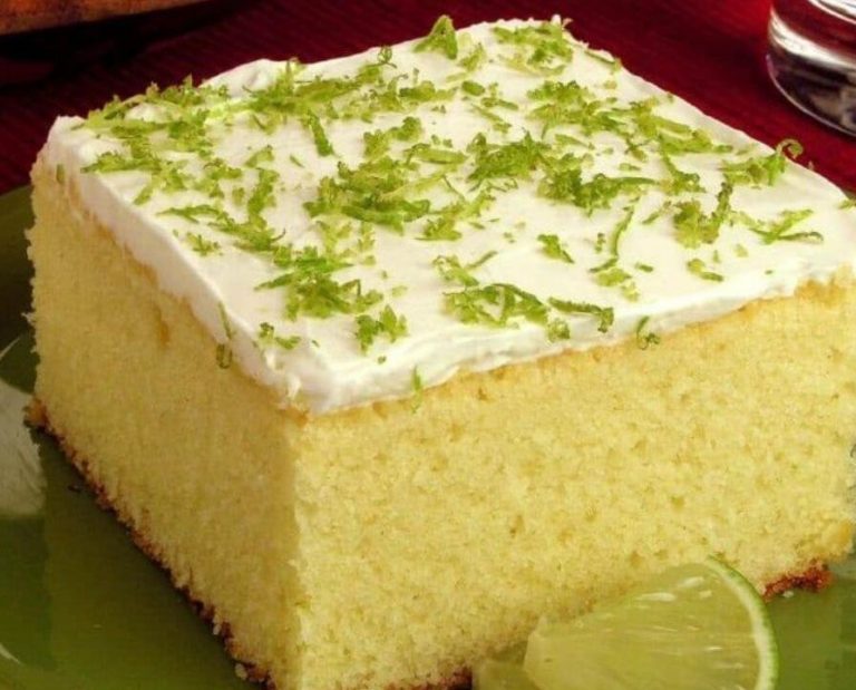 Pedaço de bolo de limão light em prato verde