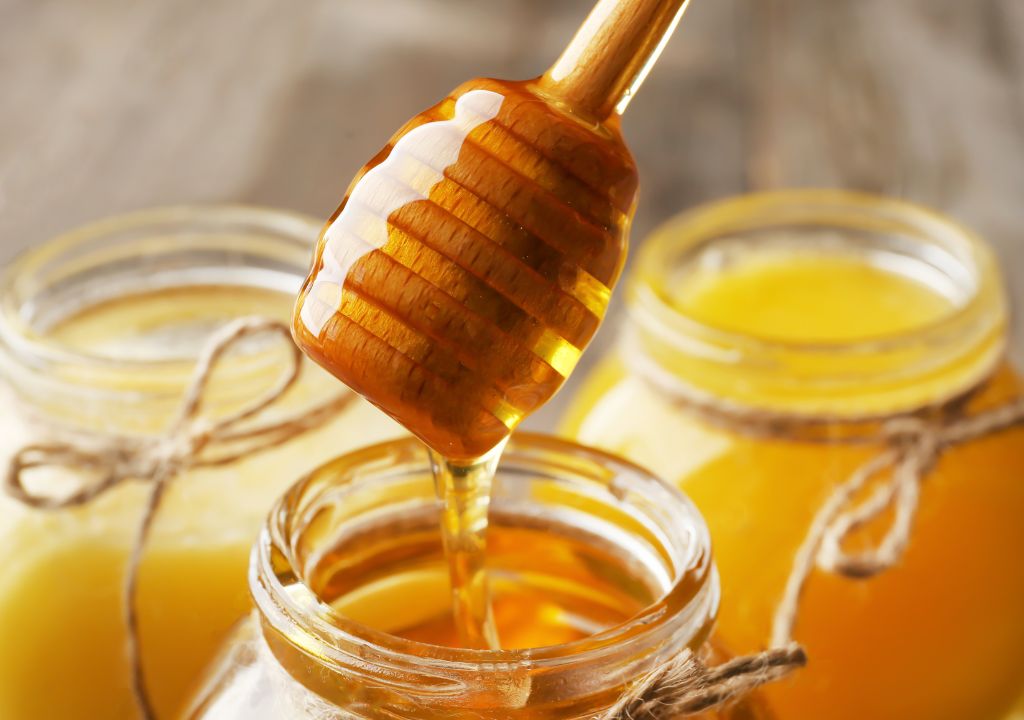 Os benefícios do mel são vários, mas você sabe como incluí-lo no cardápio de forma responsável?